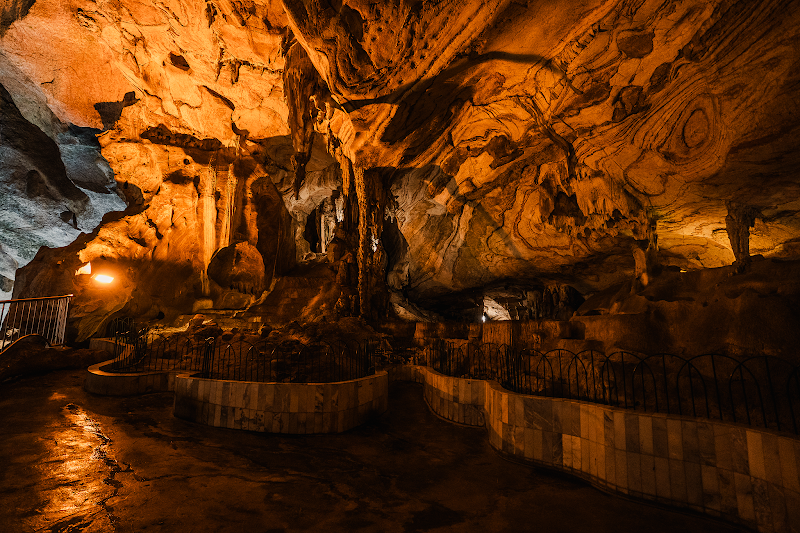 Exploring Kek Lok Tong Cave Temple - Ipoh - Malaysia - booked ai