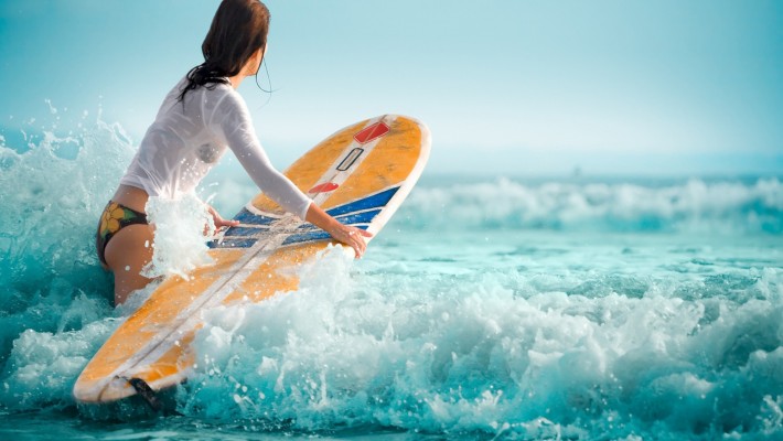 Surfing at Praia da Tiririca - Itacaré - Brazil - booked ai