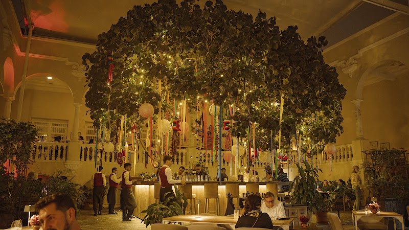 Astrid y Gastón - San Isidro - Peru - booked ai