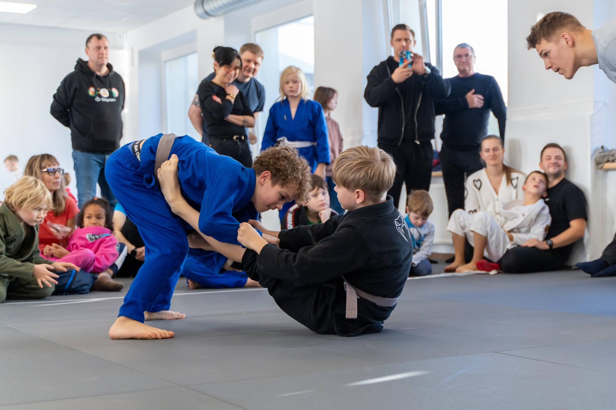 Ages 7–10 kids jiu-jitsu group