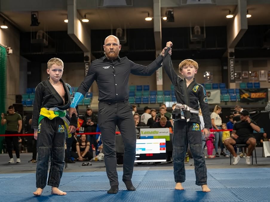 Ages 11–14 kids jiu-jitsu group