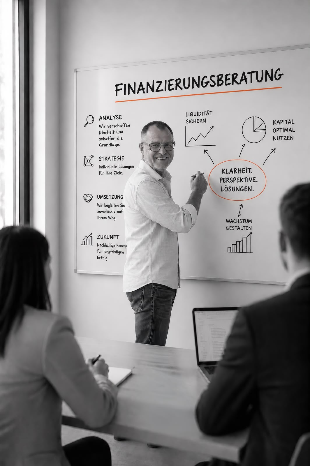 Der Finanzierungsberater Andreas Immel der reInvest steht vor einem Whiteboard und erklärt die Zusammenhänge der langfristigen Kapitalanlage.