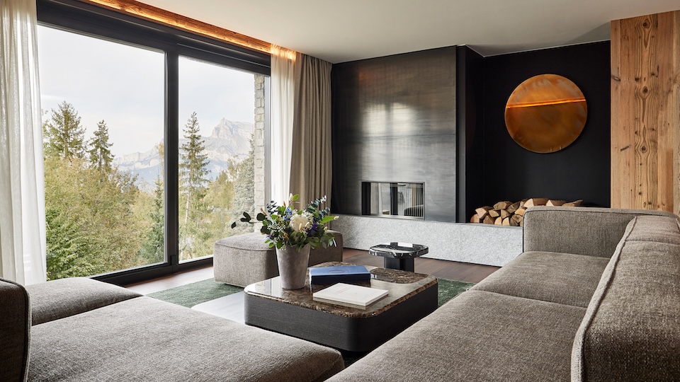 Salon de chalet alpin avec vue sur la chaîne des Aravis