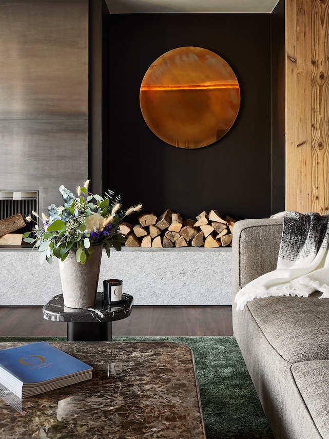 Salon avec cheminée et vue sur la chaîne des Aravis Chalets de l'Observatoire