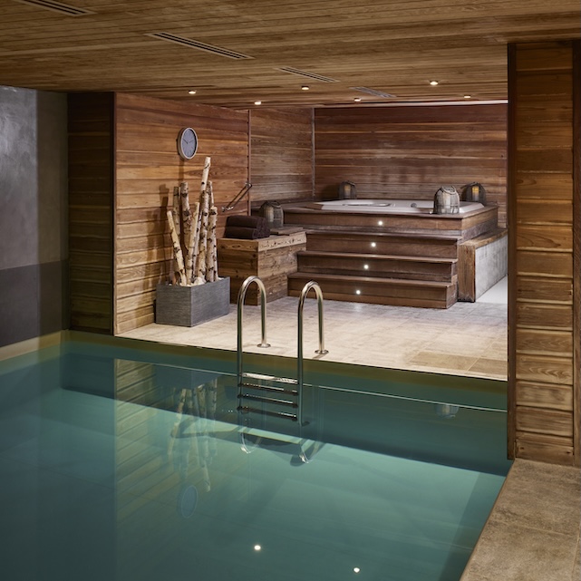 Grande piscine intérieure et jacuzzi Arboisie Megève