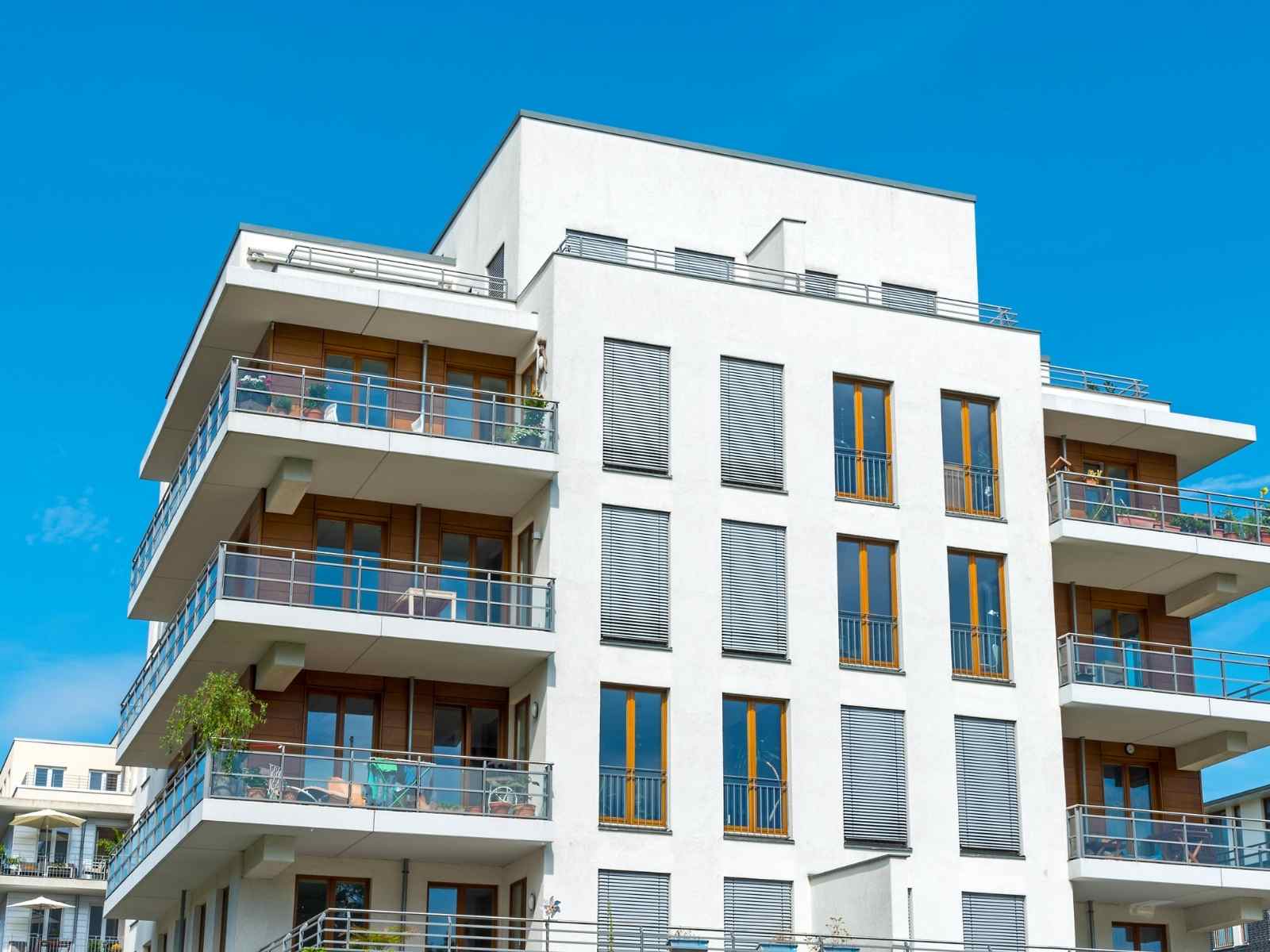 Desarrollo inmobiliario vertical para régimen de propiedad en condominio