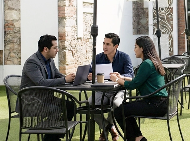 personas en oficina privada