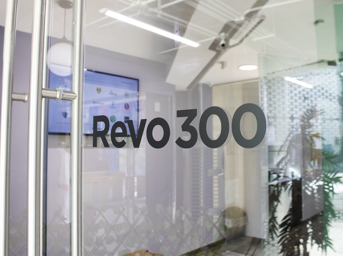 personas en oficina privada