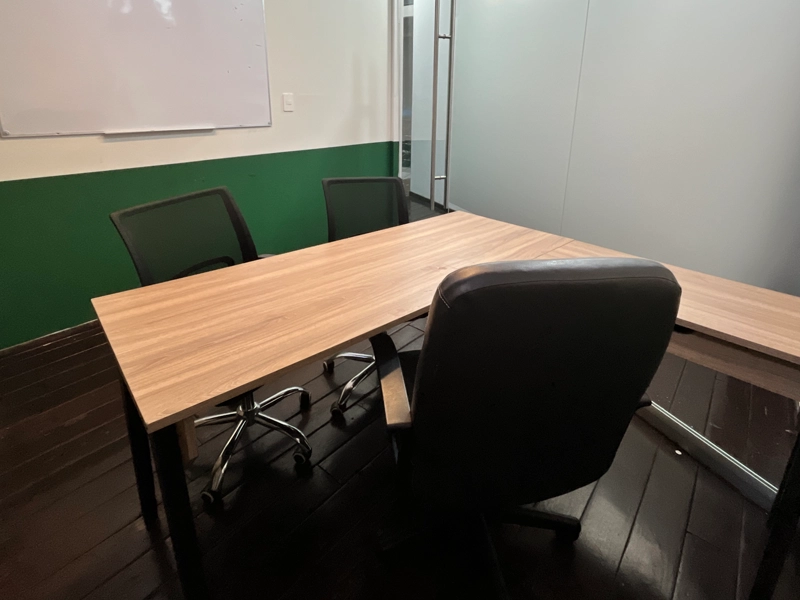 ejecutivo en oficina privada