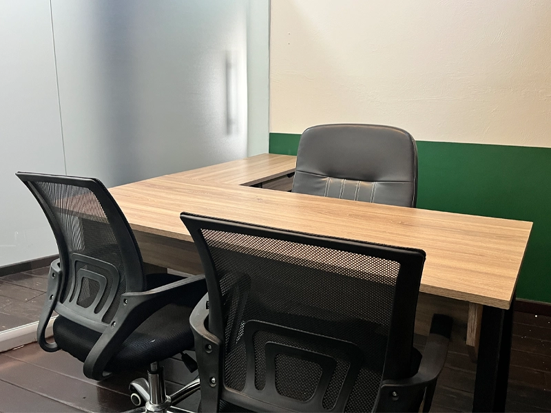 personas en oficina privada