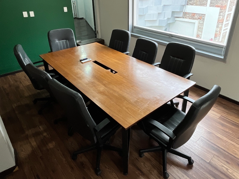 personas en oficina privada
