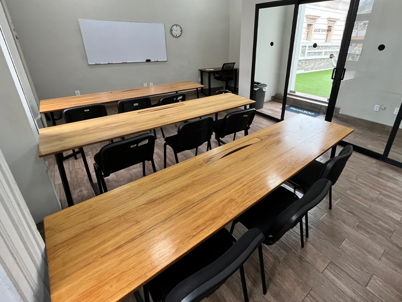 personas en oficina privada