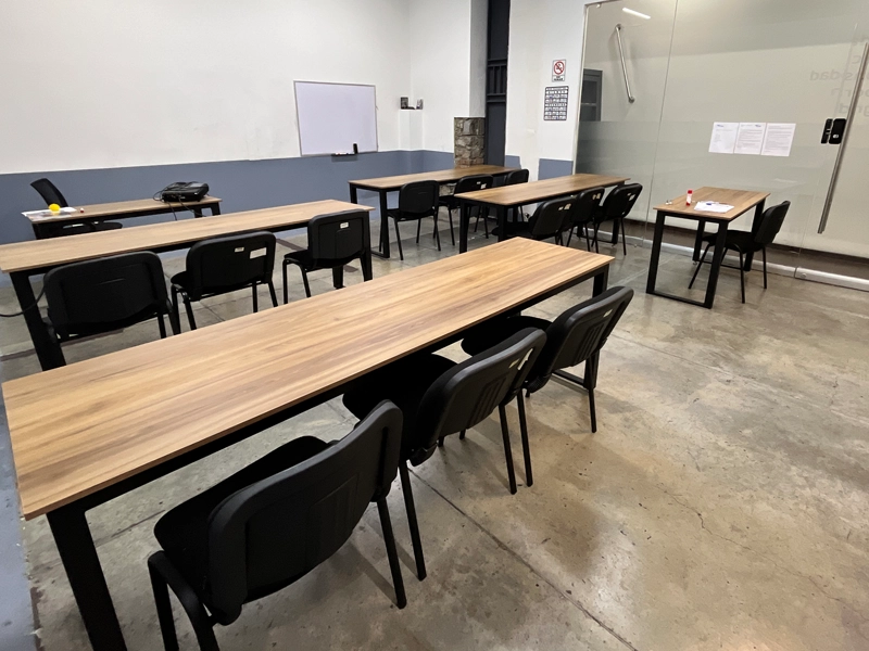 personas en oficina privada