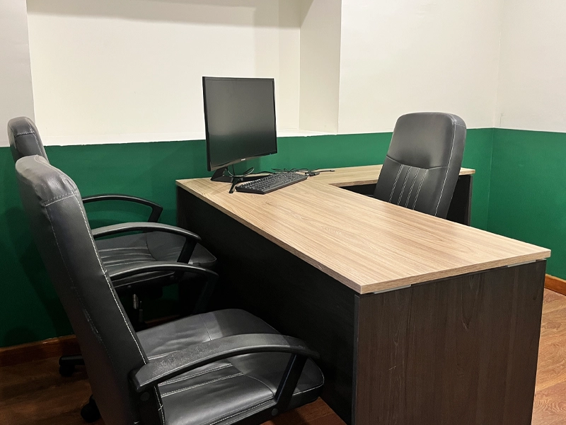 personas en oficina privada