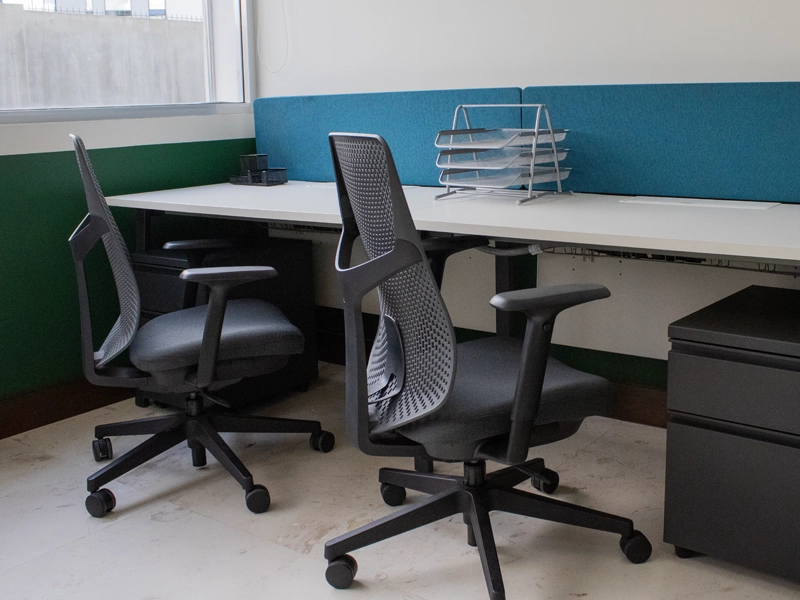personas en oficina privada