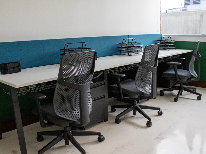 personas en oficina privada
