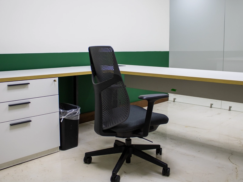 personas en oficina privada