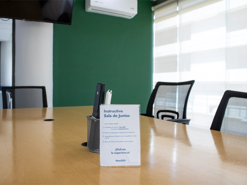 personas en oficina privada