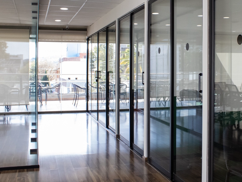 personas en oficina privada