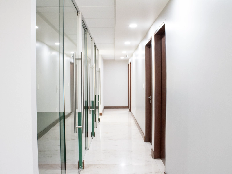 personas en oficina privada