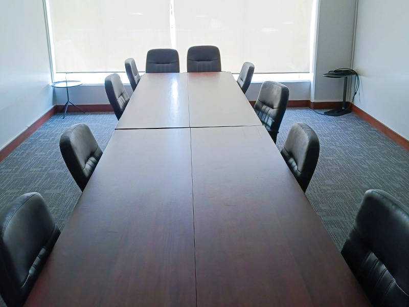 personas en oficina privada