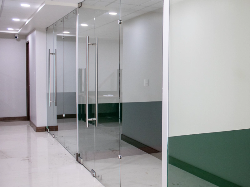 personas en oficina privada