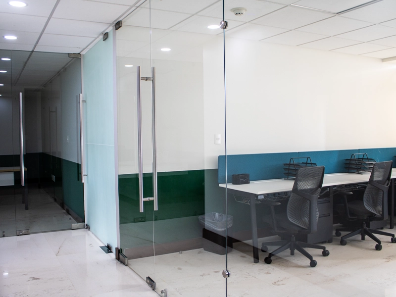 ejecutivo en oficina privada