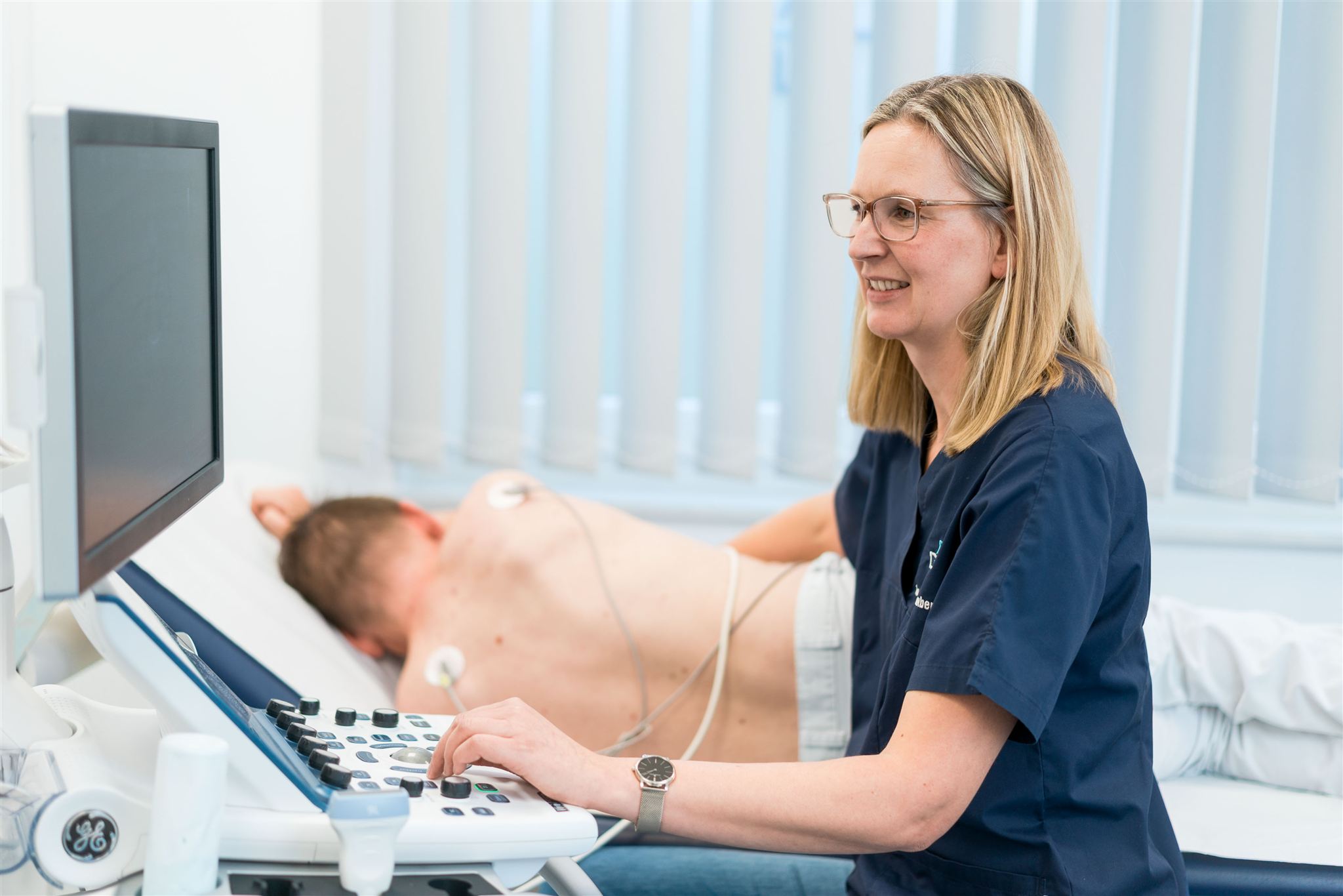 Behandelne Ärztin bei einem Ultraschall