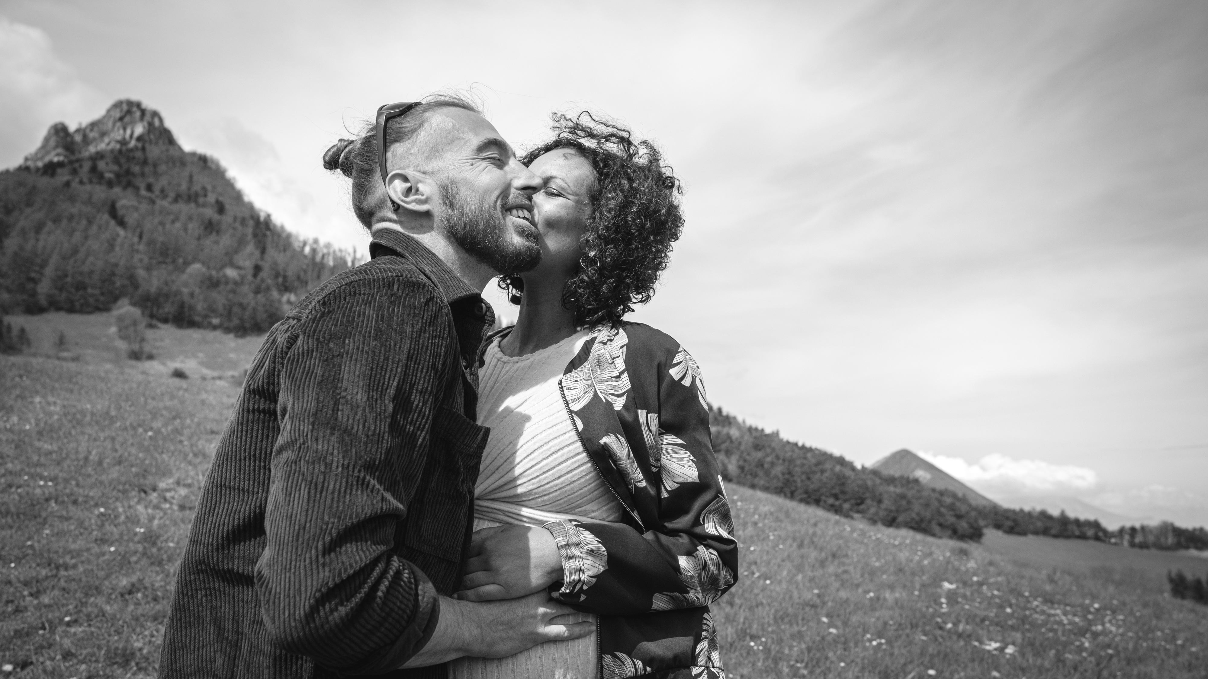 Couple complice en Haute-Savoie, neige et montagne en fond 