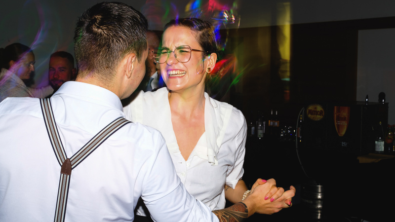 Couple complice en Haute-Savoie, neige et montagne en fond 