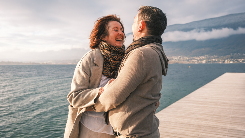 Couple complice en Haute-Savoie, neige et montagne en fond