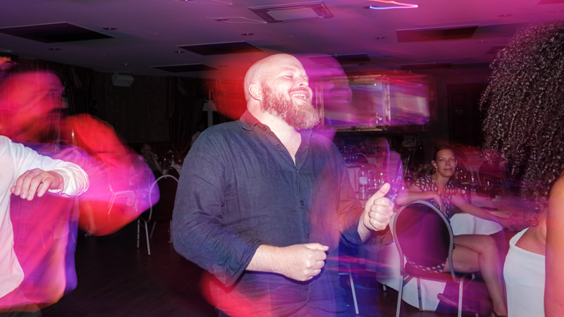 Couple complice en Haute-Savoie, neige et montagne en fond 