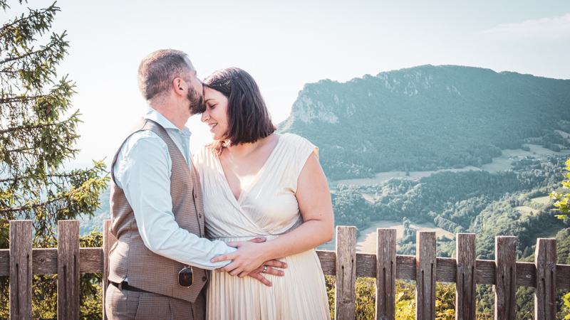 Séance couple et grossesse en nature dans le vercors