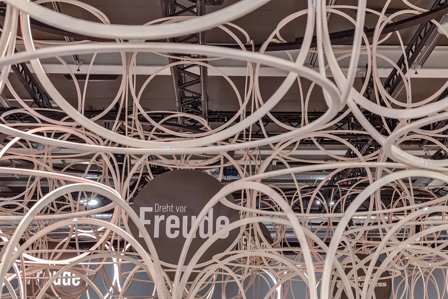 Schulthess Auststellung hängende Elemente – Werbeagentur Zürich