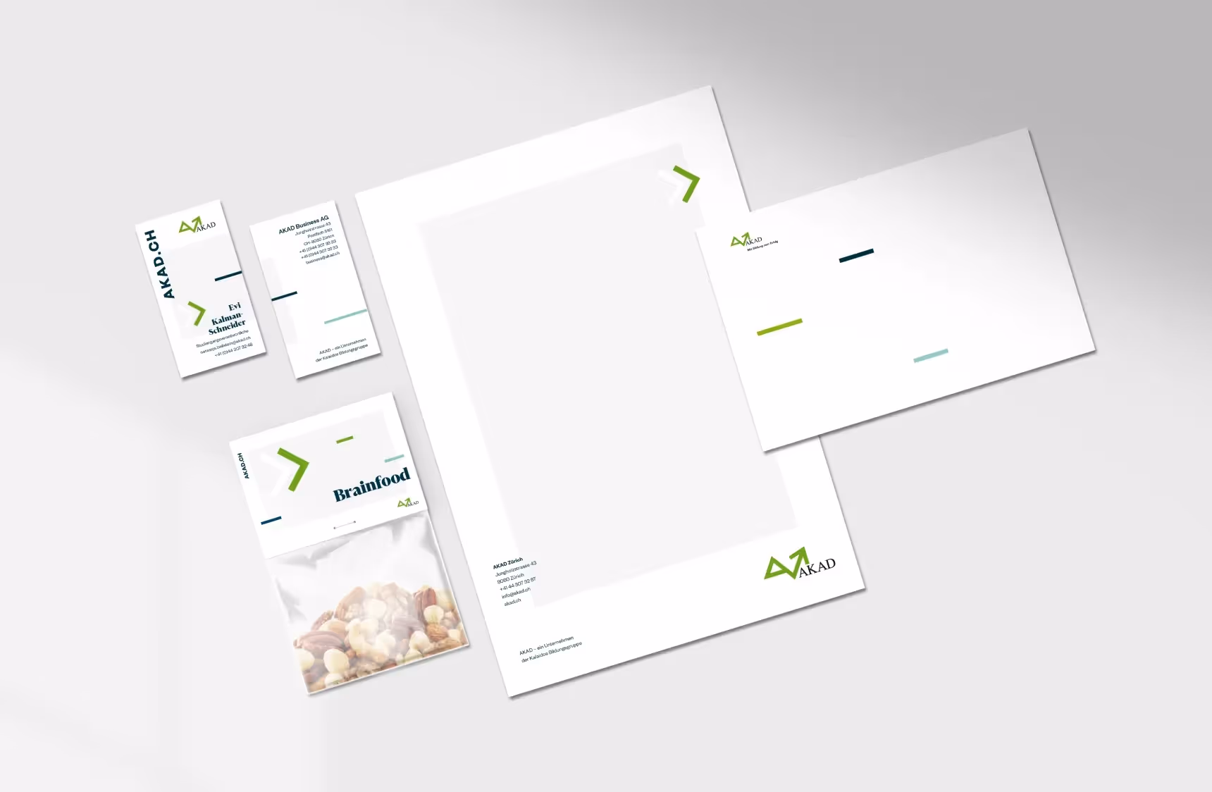 AKAD Broschüre weiss grün – Social Media Agentur