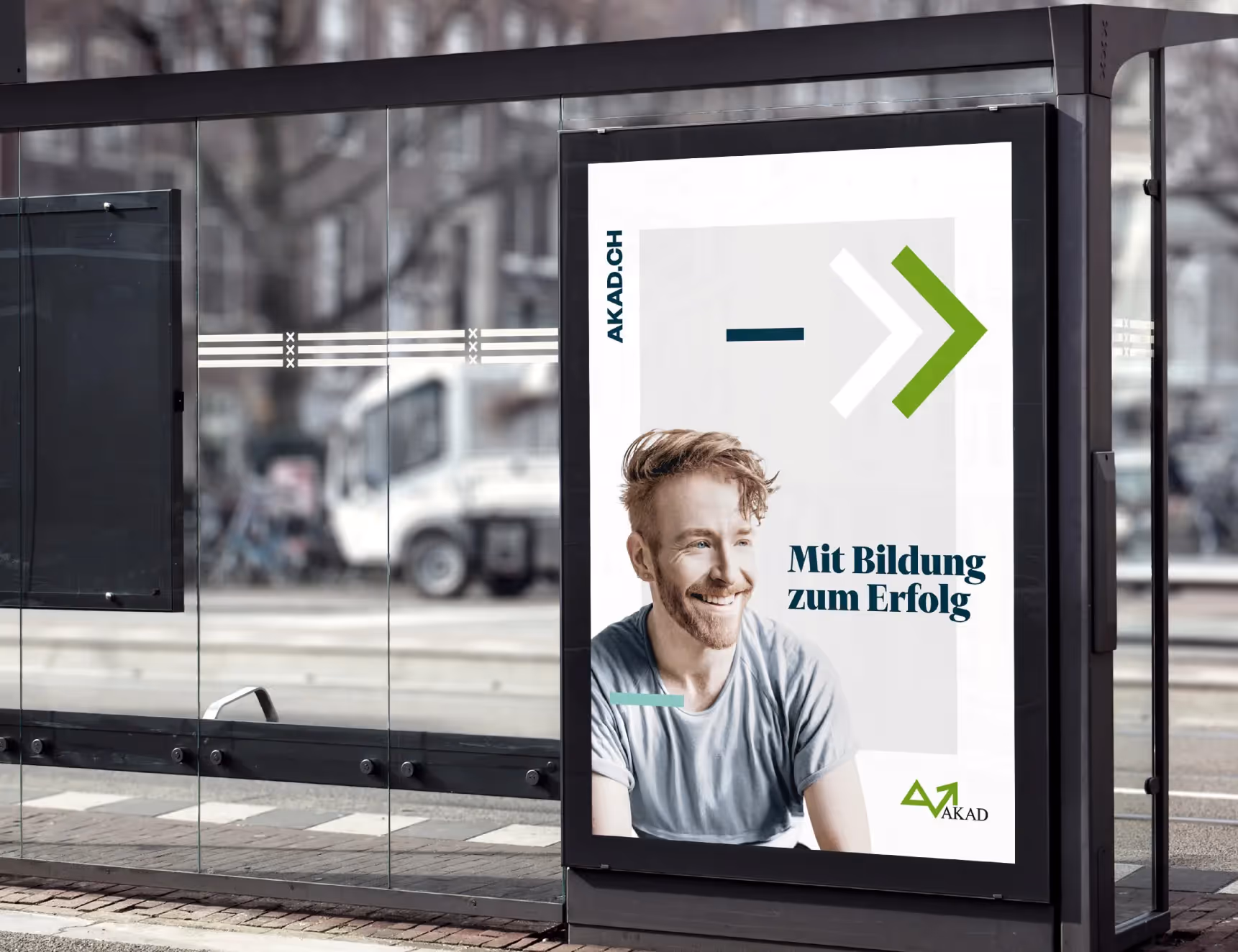 AKAD DOOH Kampagne Tramhaltestelle – Social Media Agentur