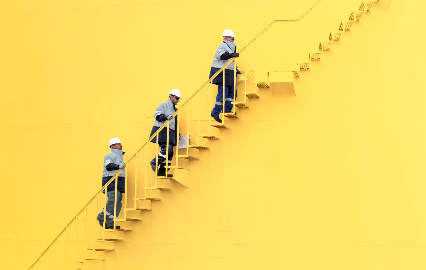 Yellowshark Headerbild mit drei Personen auf einer gelben Treppe – Webdesign Agentur Zürich