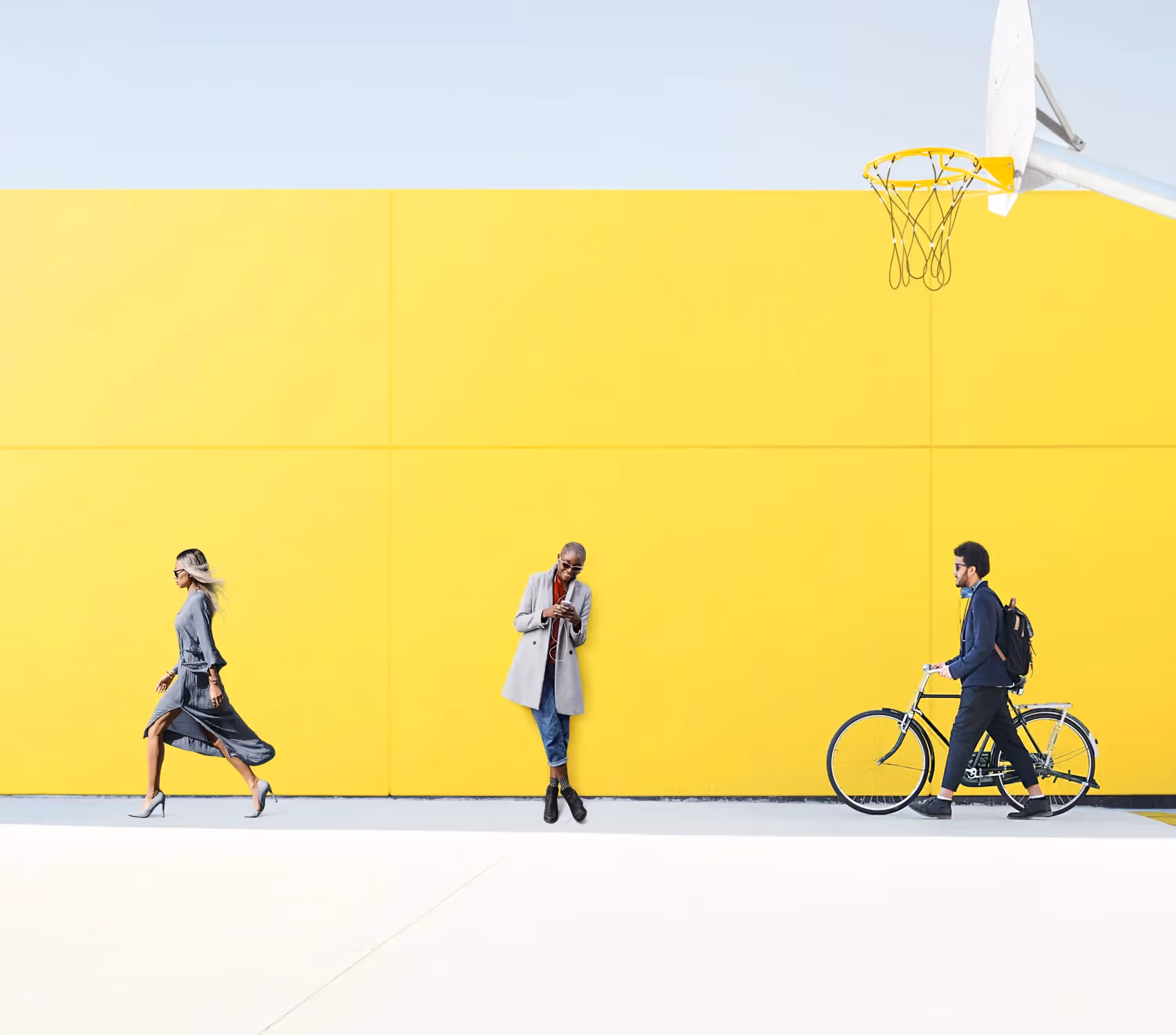 Yellowshark Headerbild mit zwei Fussgänger und einem Fahrradfahrer – Webdesign Agentur Zürich