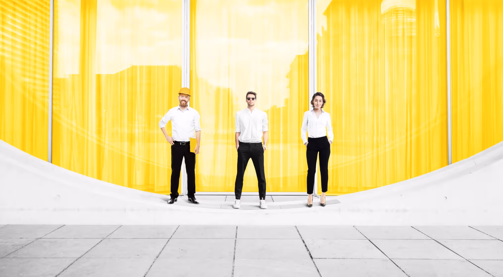 Yellowshark Headerbild mit zwei Männer und einer Frau mit weissem Oberteil – Webdesign Agentur Zürich