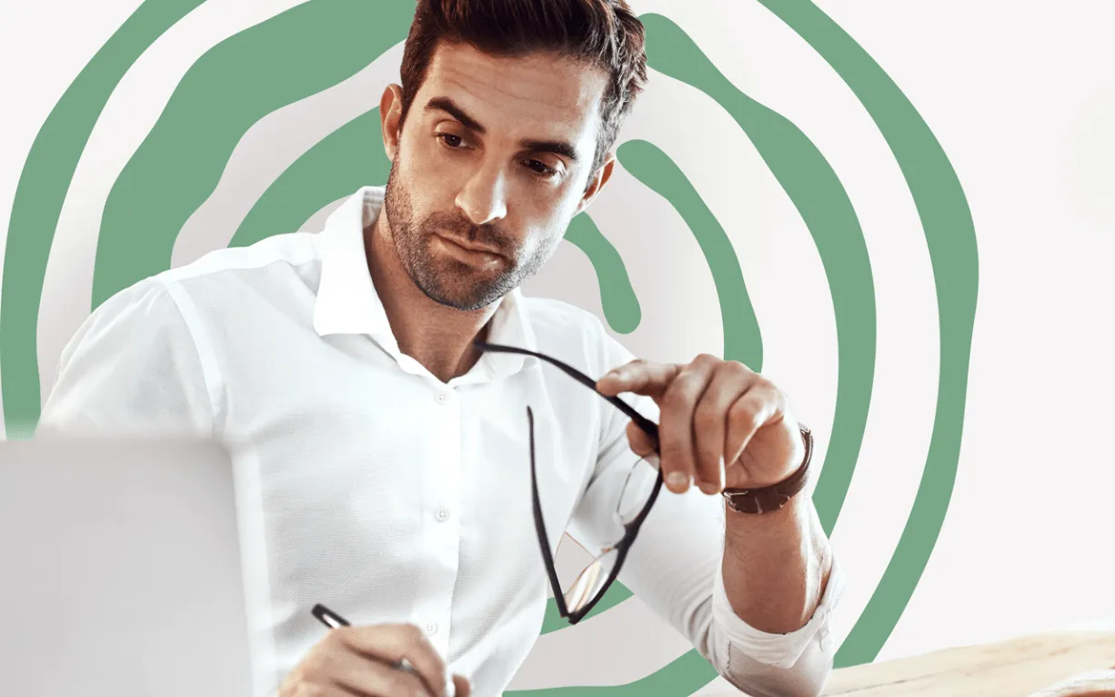 OLIQ mit Mann vor dem Laptop – Online Marketing Agentur