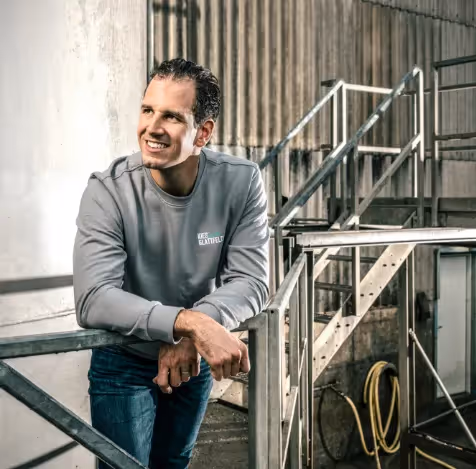 Kieswerk Teamfoto Mann mit grauem Pullover – Webdesign Agentur Zürich