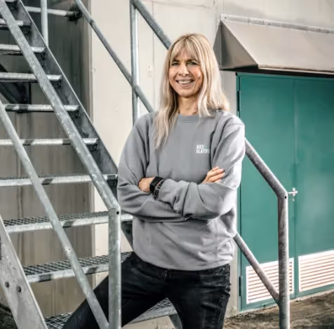 Kieswerk Teamfoto Frau auf einer Treppe – Webdesign Agentur Zürich