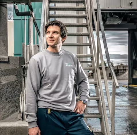 Kieswerk Teamfoto Mann vor einer Treppe – Webdesign Agentur Zürich