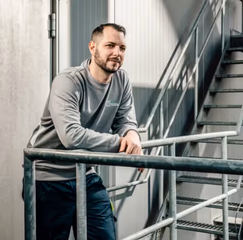 Kieswerk Teamfoto Mann auf der Treppe – Webdesign Agentur Zürich