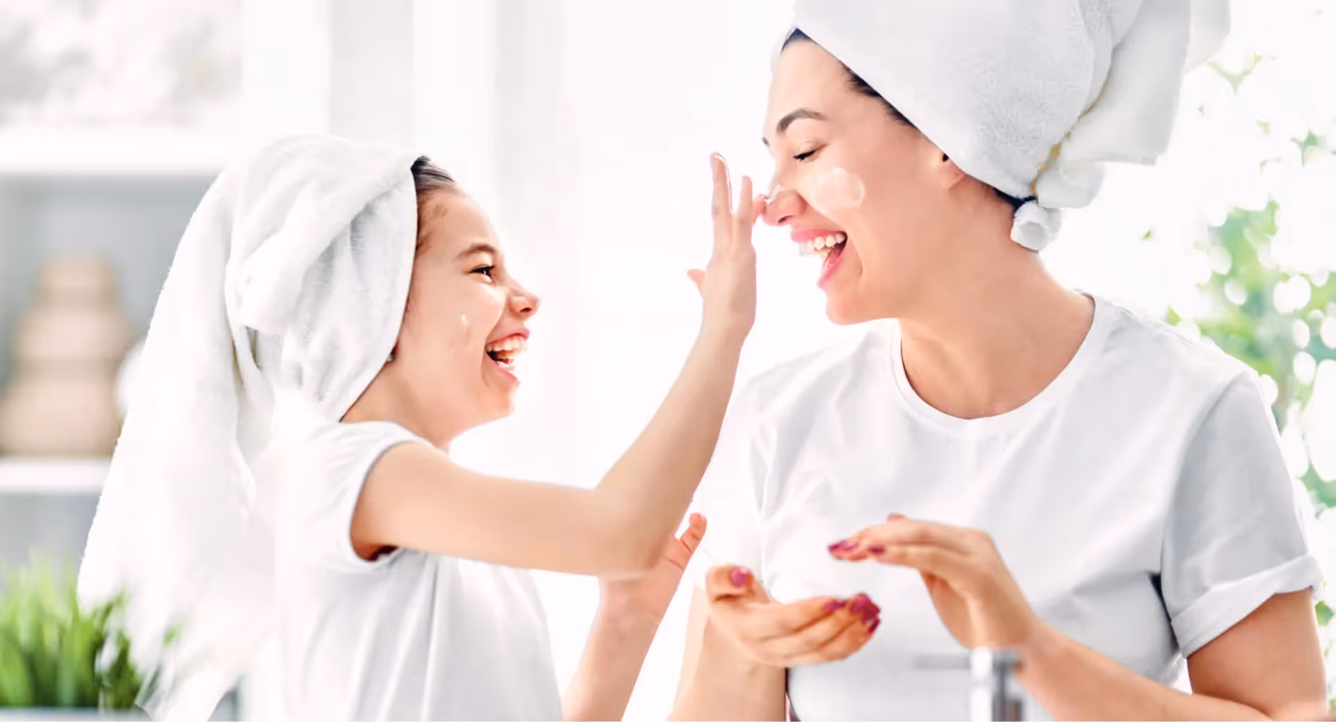 Mama und Kind am Gesicht eincremen – Werbeagentur Zürich