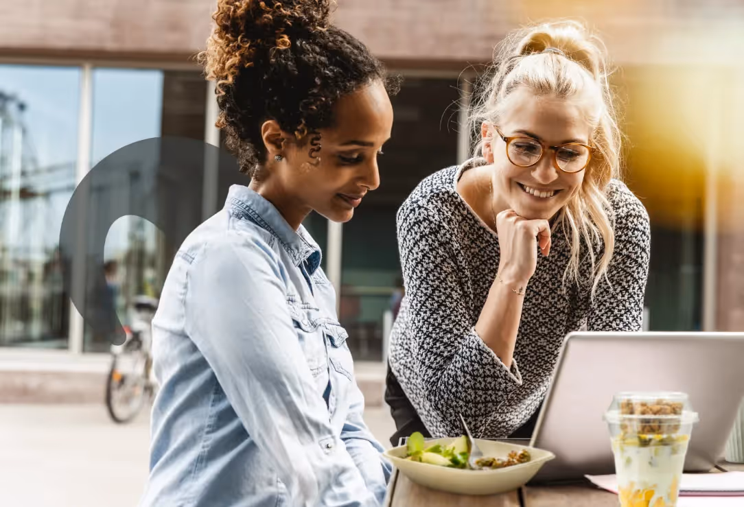 zwei Frauen an einem Tisch mit Laptop und Essen – Werbeagentur Zürich