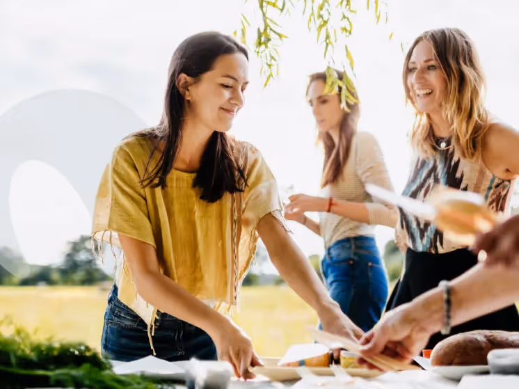 drei Frauen am auftischen – Werbeagentur Zürich