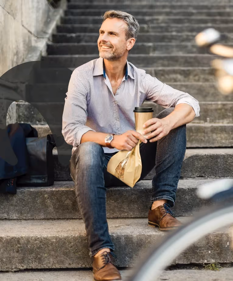 Mann auf Treppe mit Kaffee  – Werbeagentur Zürich