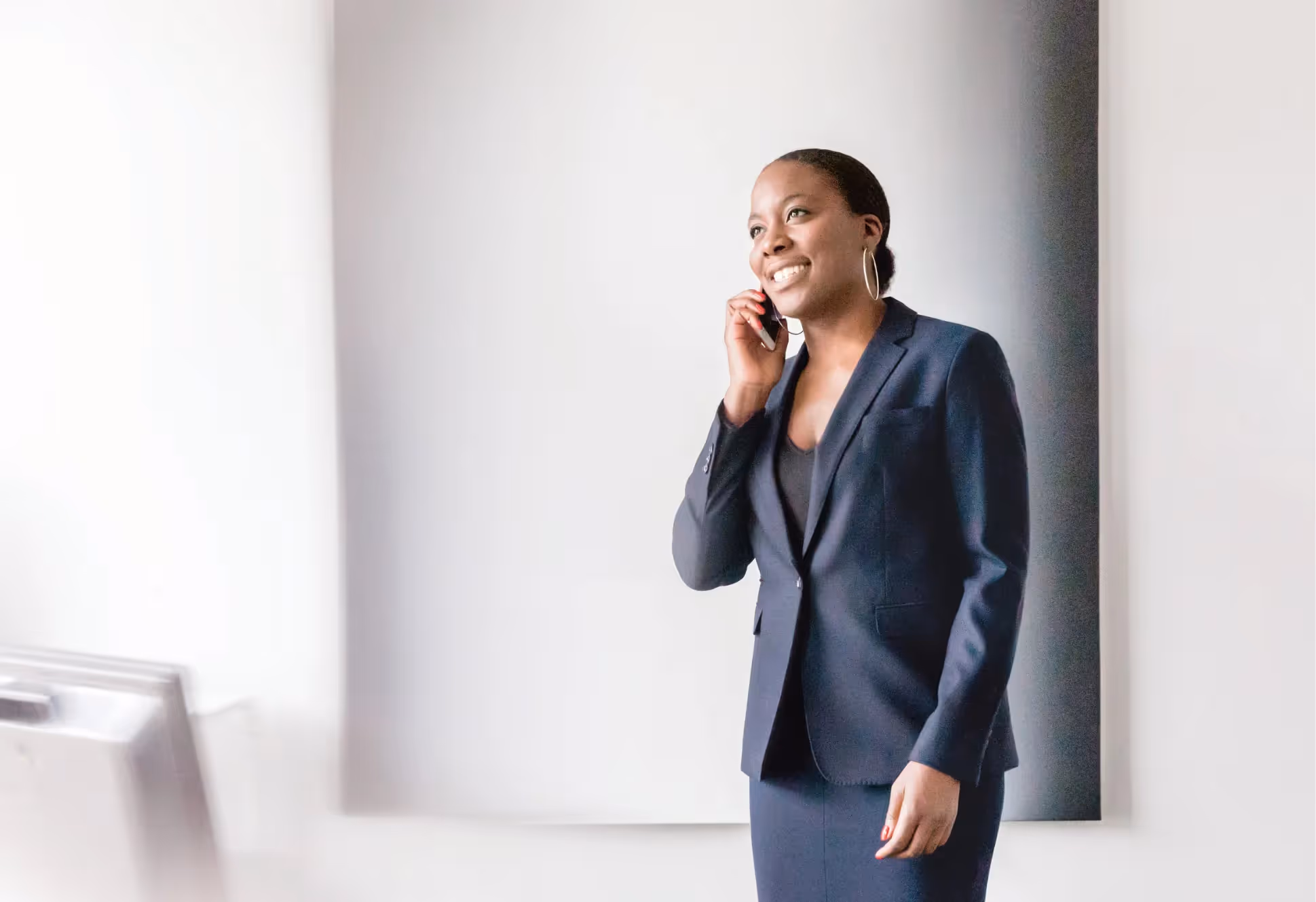 Bianchischwald Frau am telefonieren – Online Marketing Agentur