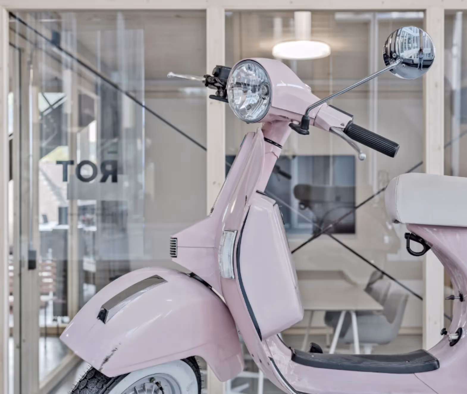Rosarot Vespa im Büro – Werbeagentur Zürich